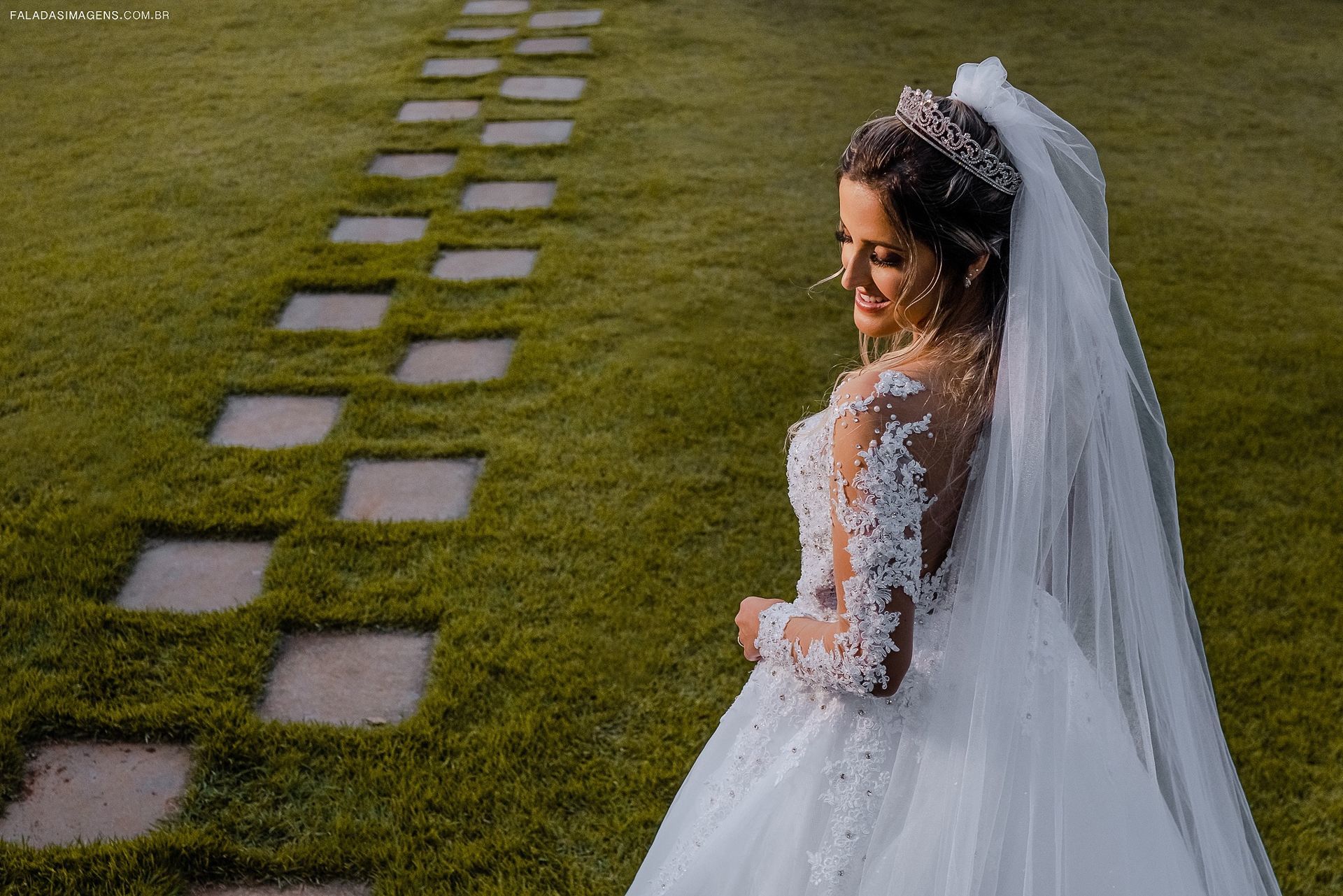 Foto Escolhendo o vestido ideal para o casamento Foto Escolhendo o vestido ideal para o casamento - Imagem 3
